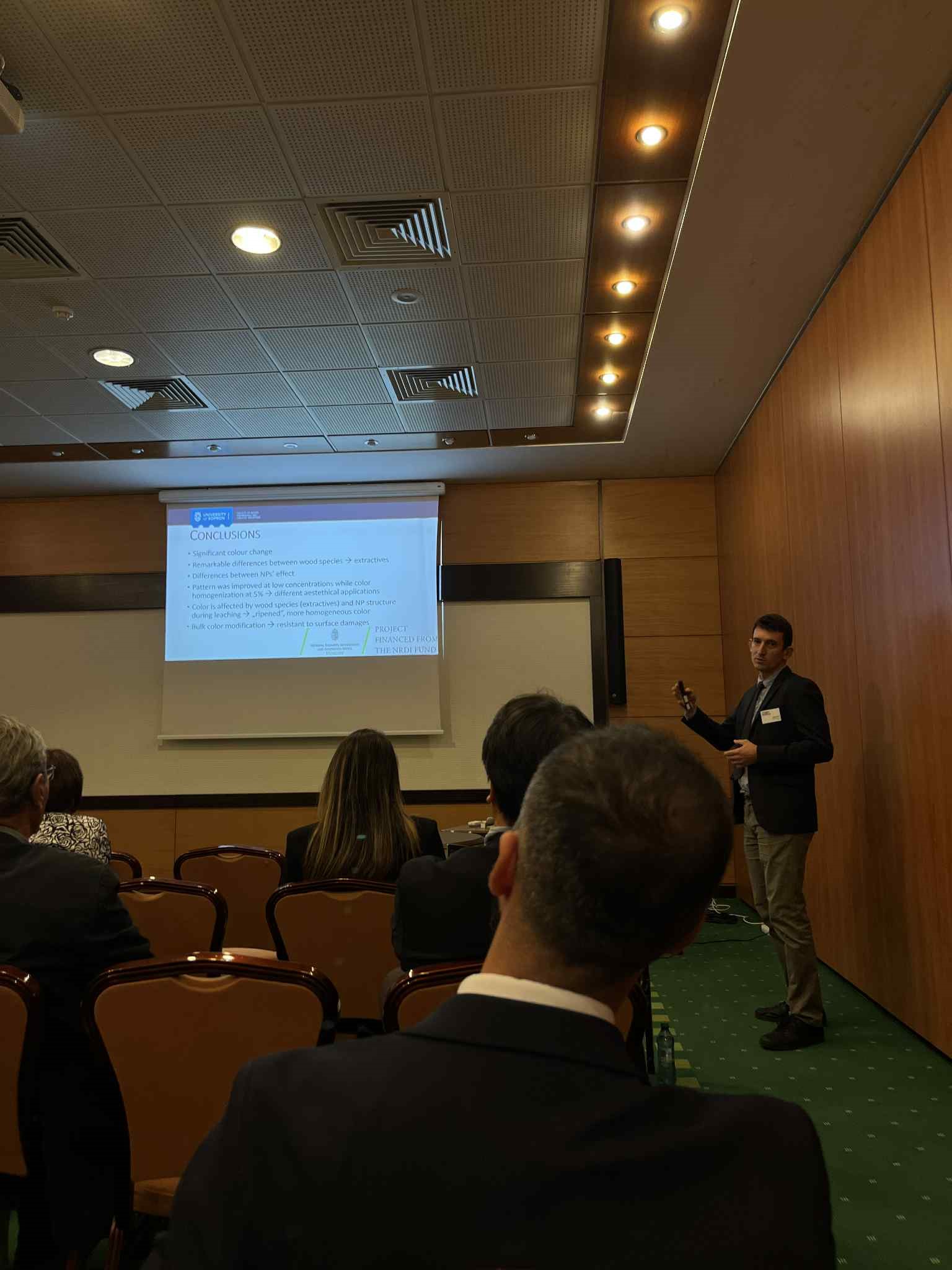 Dr. Bak Miklós “Modifications of wood color using different iron nanoparticles” című előadása Dr. Bak Miklós “Modifications of wood color using different iron nanoparticles” című előadása